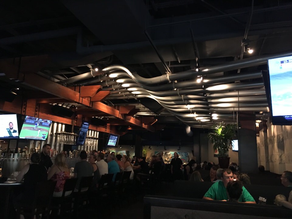 バーカウンターに伸びるビールのパイプ