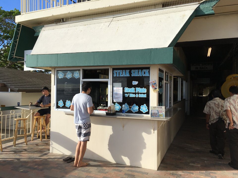 ステーキシャックの外観。まさにステーキ小屋