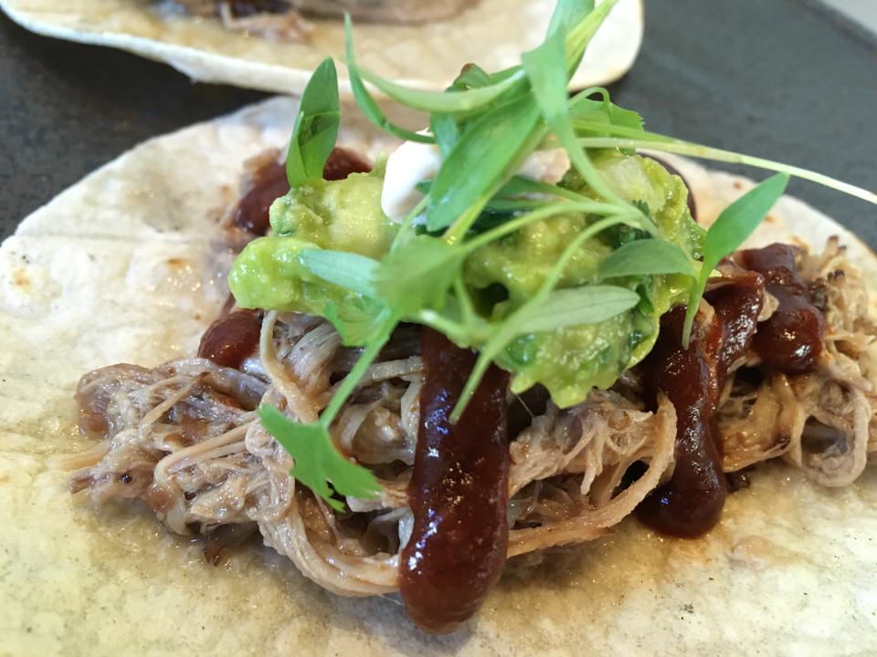 カルーアピッグのタコス (KALUA PIG TACO) 5ドル