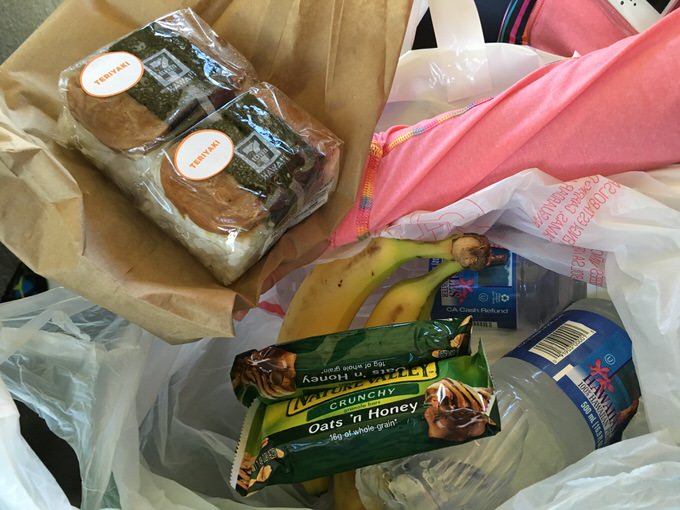 ホカホカのセブンのスパムむすびと冷たいお水とバナナとグラノーラバー