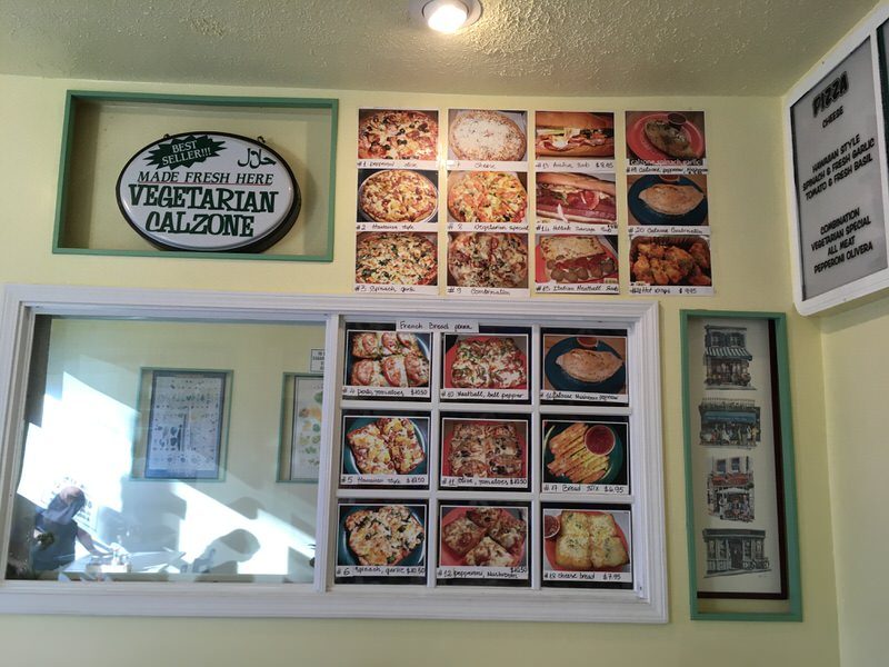 壁にはられた写真付きのメニュー