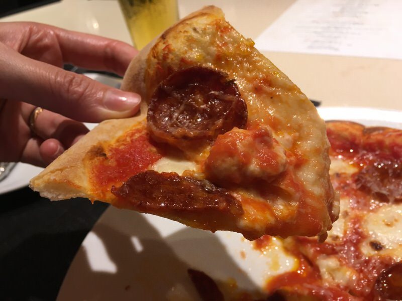 ペパロニピザ (pizza peperoni) 9ドル